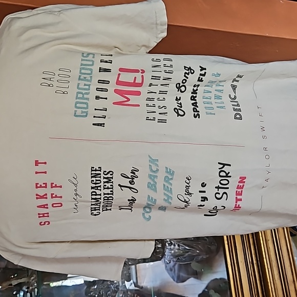 Taylor Swift "Swift" Tee - Picture 4 of 4